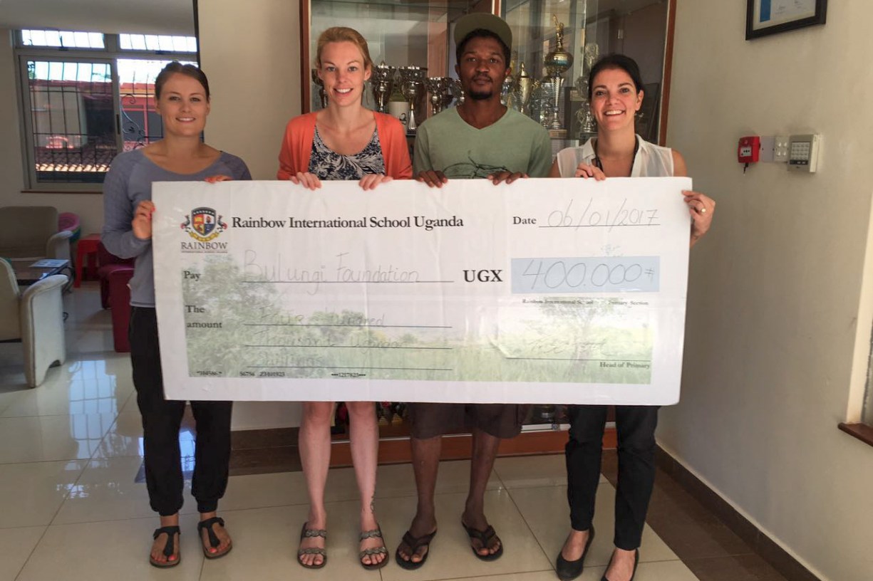 Leerlingen Rainbow International School Uganda bakken voor Bulungi